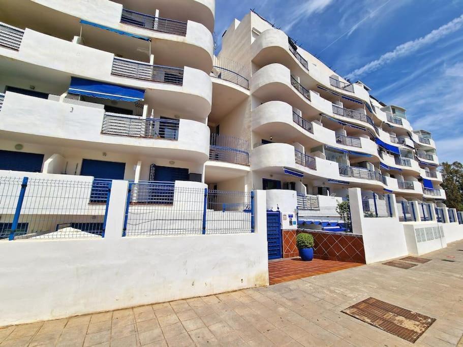 Acogedor Piso Con Terraza Y Parking! Lägenhet Benalmádena Exteriör bild